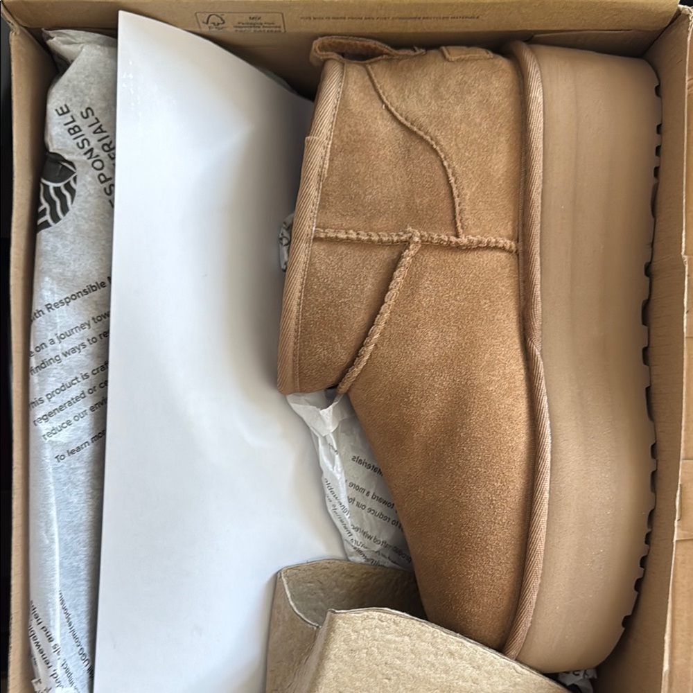 UGG Women's Classic Ultra Mini Platform in Chestnut